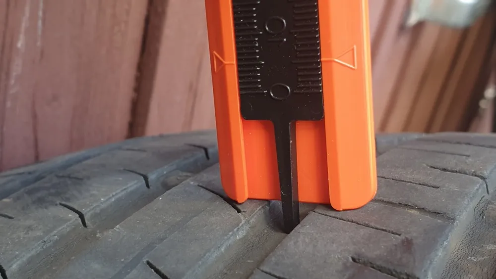 Measuring a tyre’s tread depth